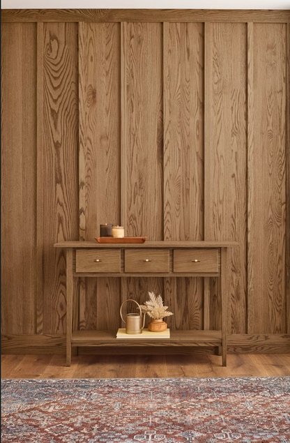 Minwaxi 2026. aasta värv on soe, mullane pruun peits „Special Walnut“. Värvi- ja disainijuhi Lisbeth Parada sõnul peegeldab valik kolme peamist kodukujundust kujundavat kultuurilist mõju: puidu taasväärtustatud rolli disainiankruna, nostalgia ja hingega loomise võlu ning tarbijate soovi stiili järele, mis püsiks kaua.