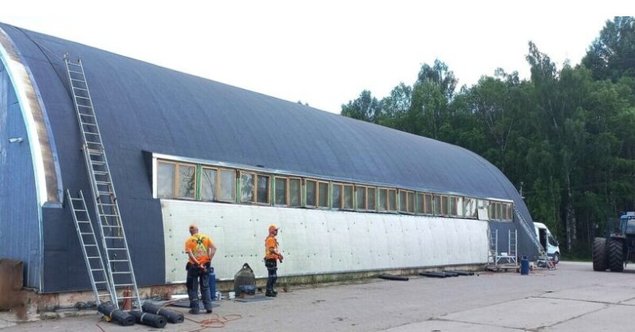 OÜ Evari Ehitus meistrid muudavad vana ja lekkiva angaari kaarhalli renoveerimise käigus kaasaegseks äripinnaks.