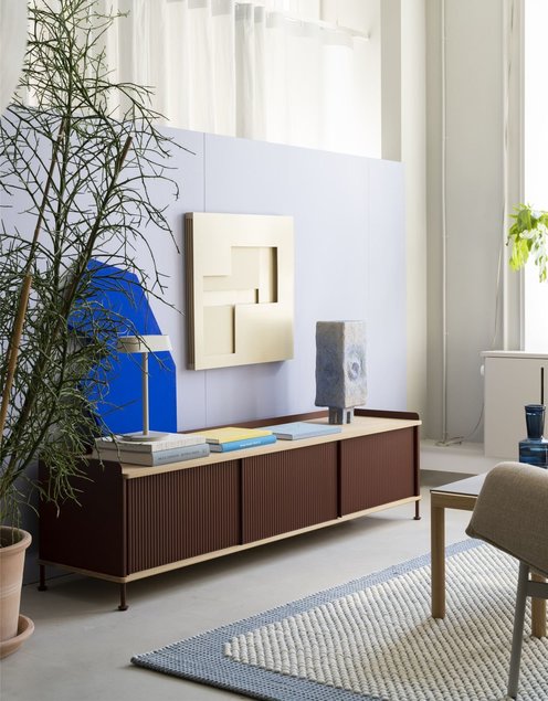 Enfold kummutis kohtuvad metallist uksed ja puidust raam, mis loob koos tumepunase värvitooniga neutraalse ja
elegantse koosluse. Tootja: Muuto Source: elkemoobel.ee