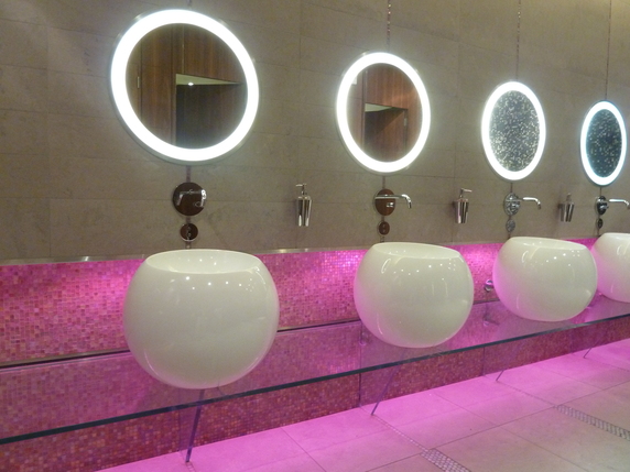 Roosa valgustus muudab muidu halli toaletruumi ilme ja keraamilised plaadid särama. Foto autor:  Liina Ainomäe