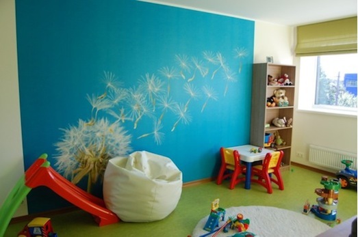 Suur foto lapse toa seinal on nähtav kohe ruumi sisenedes.  Allikas: Margit Kool (erakogu)