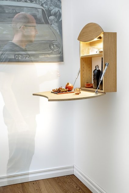Multifunktsionaalse valgustiga RADIUS seinalaud. © Radis Furniture 2020