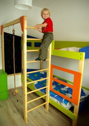 Nutikas narivooditega ühendatud spordinurk mahub paarile ruutmeetrile, aga pakub põnnidele palju meelelahutust, tahvlile kritseldamise rõõmust rääkimata. Alumise nari võib ka ära jätta, paigutada asemel kirjutuslaua või luua mõnusa mängunurga. Allikas: radis.ee