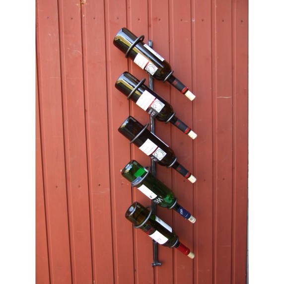 Veinipudeli hoidja seinale. 5 pudeli jaoks vasakpoolne. Pikkus 78 cm ja laius 16 cm (ilma pudeliteta).﻿ Allikas: pood.ross.ee