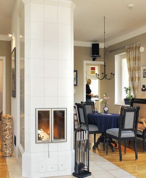 ELUTUBA. U-kujulise ruumi südames on valge kahhelahi. Allikas: www.kodu-aed.ee