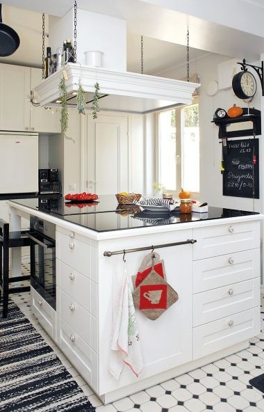 Igas köögiseinas on mõni uks, seega oli otstarbekaim lahendus teha keset ruumi suur saar. Allikas: www.kodu-aed.ee