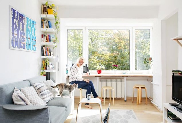 VALGUS JA VÄRVID Suviliis ei pidanud end eriliseks loomainimeseks, aga väga seltskondlik kass Tuutu on nüüd tütar Lottele heaks kaaslaseks. Narma vaip seob oma mustritega 1960. aastate nostalgia ja tänapäeva. Diivani käetoe disainis Suviliisi noorem õde. Allikas: www.kodu-aed.ee