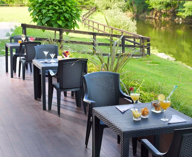 Plastikust aia- ja terrassimööbel Allikas: www.home4you.ee