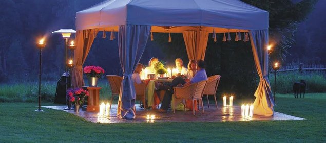 Naudi videvikku sõprade seltsis – puidust põrandaplaatidest terrass murul. Allikas: www.home4you.ee