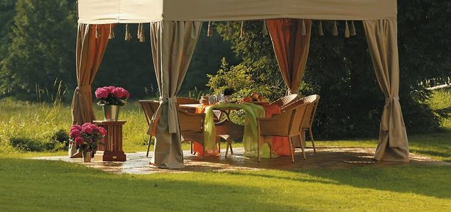 Mõnus puidust põrandaplaatidest terrass aiamurul. Allikas: www.home4you.ee