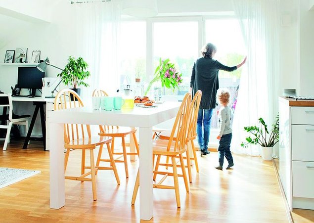 Elutoas on lisaks katuseakendele ja üks suur maast laeni aken, millest pääseb väiksele rõdule. Ruumi ühes otsas on kökk, keskel on suur söögilaud ning teises otsas elutuba. Elutoa poolele on mahutatud ka töönurk. Source: www.kodu-aed.ee