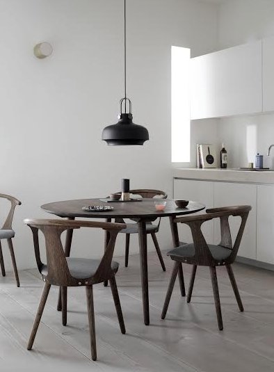 In Between toolid ja laud, Copenhagen rippvalgusti – tootja: &tradition Allikas: www.elkemoobel.ee