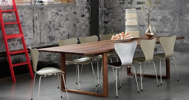 Essay laud ja 7. seeria toolid – tootja: Fritz Hansen Allikas: www.elkemoobel.ee