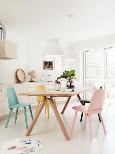 Split söögilaud, Nerd toolid ja Studio rippvalgustid – tootja: Muuto Allikas: www.elkemoobel.ee