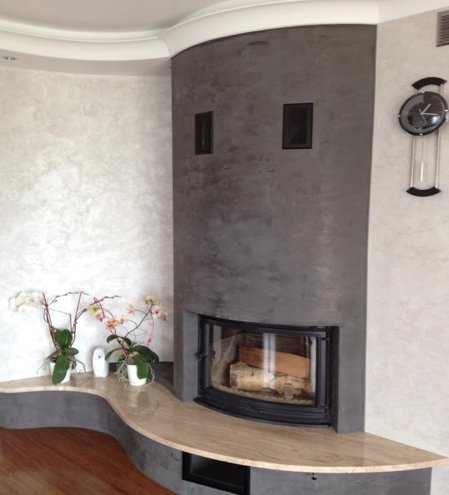 Kauni marmorist või lubi-marmorist krohviga töödeldud kamin, mis jätab hubasema mulje. Allikas: www.hansacolor.ee