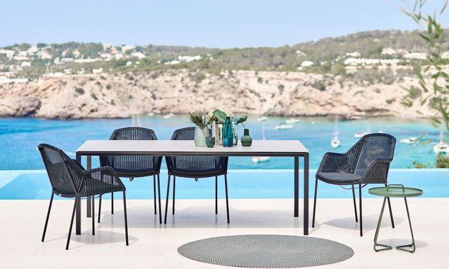 Pure õuelaud moodustab kauni koosluse Breeze õuetoolide, On-the-Move abilaua ja Defined õuevaibaga Allikas: elkemoobel.ee