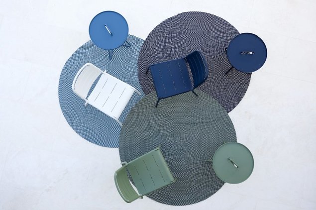 Tekstiilist Defined õuevaipu võib muretult ka vihmase ilmaga õue jätta. Fotol koos Copenhageni toolide ja On-the-Move abilaudadega Alkuperä: elkemoobel.ee
