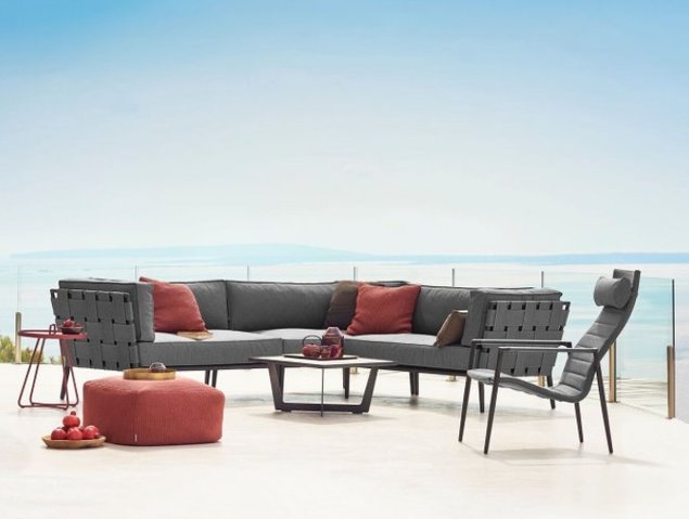 Scatter diivanipadjad moodulitest koosneval Conic õuediivanil; diivani ees ja kõrval Time Out diivanilaud, On The Move abilaud, Divine tumba ja Core tool – tootja: Cane-line Allikas: elkemoobel.ee