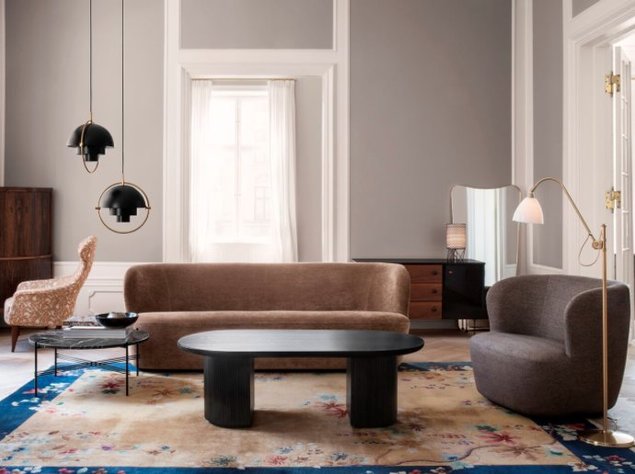 Stay diivan ja tugitool, Moon diivanilaud, Multi-Lite rippvalgusti, Bestlite BL3 põrandalamp – tootja: Gubi Allikas: elkemoobel.ee