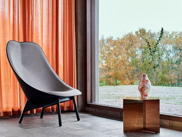 Uchiwa tugitool ja Slit abilaud – tootja: HAY Allikas: elkemoobel.ee