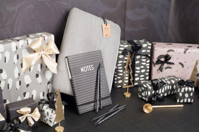 HAY Henry sülearvutikate, Design Lettersi Notes märkmik ja harilikud pliiatsid Allikas: elkemoobel.ee