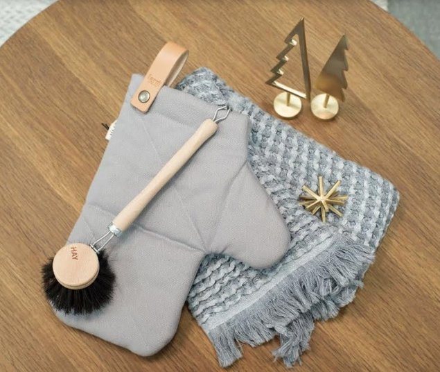 HAY Waffle rätik, HAY nõudepesuhari ja ferm LIVING pajakinnas Allikas: elkemoobel.ee