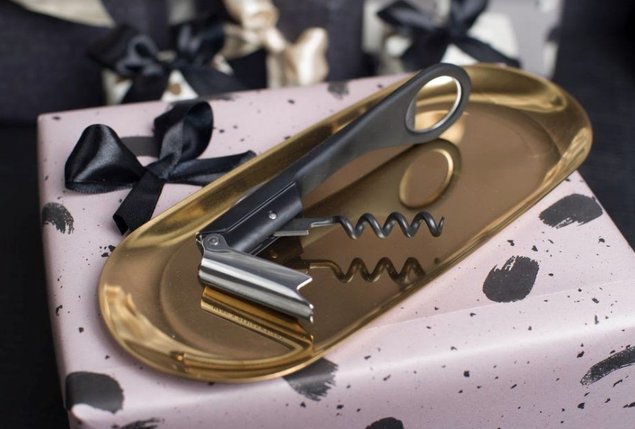 Menu Blade korgitser ja HAY Tray kandik Allikas: elkemoobel.ee