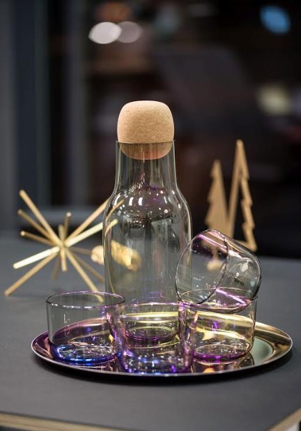 Muuto Corky karahvin ja klaasid, HAY Tray kandik Allikas: elkemoobel.ee