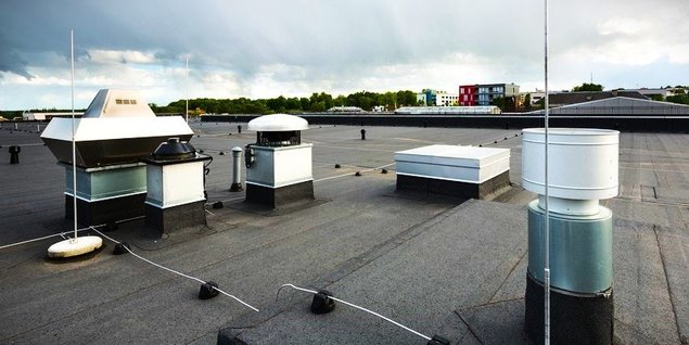 Läbiviik on koht, kus katuse kaudu viiakse läbi kaabel, toru, ventilatsioon, antenn, kliimaseade või muu seade, mis vajab ühendust hoone sisemuse ja välise keskkonna vahel.