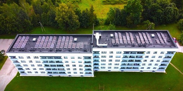 OÜ Evari Ehitus on üle 30 aasta kogemust lamekatuste ehitamisel ja hooldamisel. Pakume terviklahendusi, et päikesepaneelide ja teiste seadmete paigaldus katusele toimuks professionaalselt.