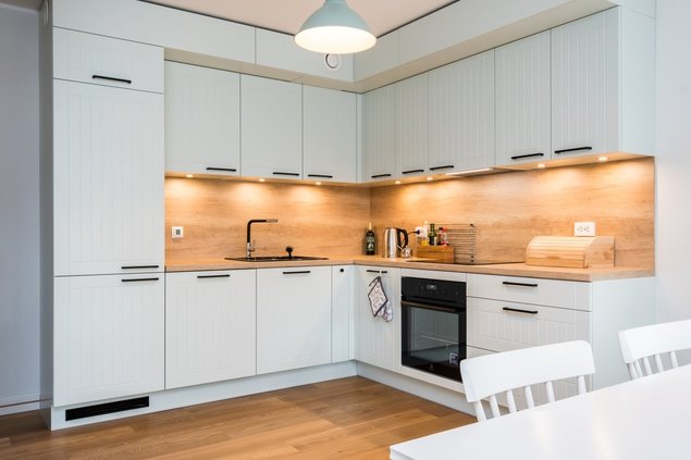 Stiilipuhas heledates toonides köögimööbel