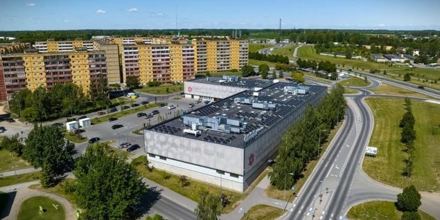Tehnosüsteemid ja kombineeritud tehnosõlmede võrgustik lamekatusel Tartu tervisekeskuse ja COOP kaupluse mastaapsel L-kujulisel hoonekompleksil Tartus.