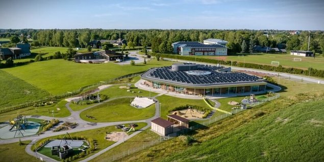 Tehnosüsteemide paigaldamine lamekatusele ja mastaapne päikesepaneelide park Palamuse lasteaia ümara kujuga modernsel hoonel Jõgeva vallas.