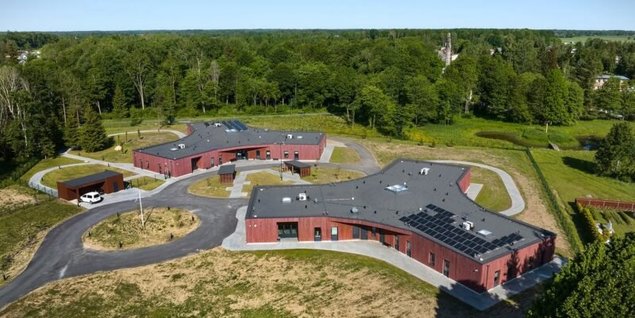 Tehnosüsteemide paigaldamine lamekatusele ja katusekatte veekindluse tagamine Põltsamaa hooldekodu eripärase kolmelabalise propelleri kujulise põhiplaaniga hoonetel.