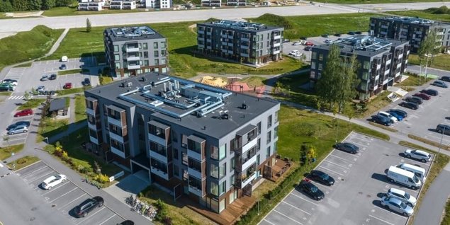 Paigaldatud tehnosüsteemid lamekatusel ja kaasaegse sundventilatsiooni jaotussüsteemi integreerimine uute korterelamute katusepindadele Raadi linnaosas.