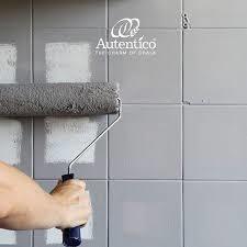 Värvime vannitoa keraamilisi plaate Autentico Versante pestavate kriidivärvidega.