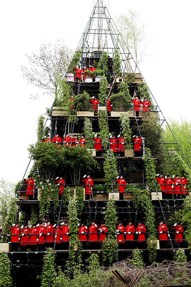 Kolossaalne tugev  püramiidkuju aiakujunduses. Alkuperä: www.guardian.co.uk