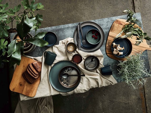 RAW sarja nõude seast leiab trenditoonidena sügavsinises, rohelises ja tumepruunis värvitoonis taldrikuid.
Tootja: Aida Allikas: www.google.com