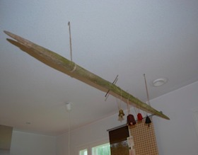 Vana puidust toigas modernses kodus 	
dekoratiivse esemena söögilaua kohal.