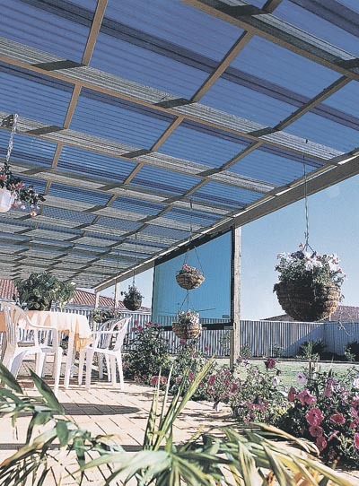 Veidi toonitud katuseplaadid pakuvad päikese eest varju, samas lasevad läbi piisavalt valgust ja tekitavad avara tunde.Foto: Rautakesko