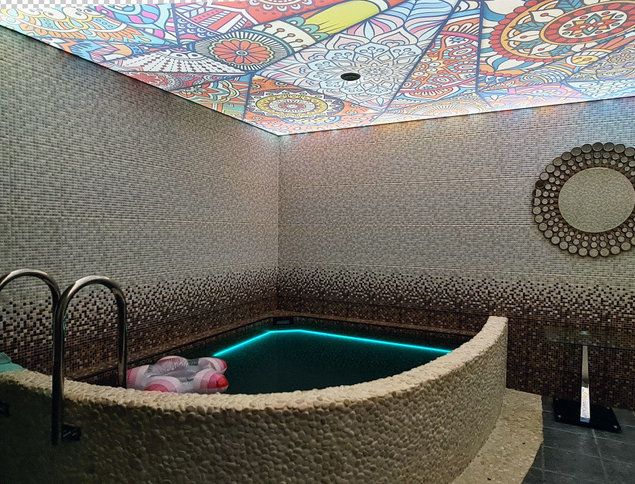 Eramaja. Basseini valgustus ja lae valgustus. Disain, materjalid ja paigaldustööd oli teostatud ABCLEDi
poolt.