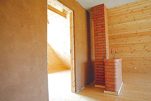 Rooplaadist vahesein on kaetud dekoratiivse ookerikarva savikrohviga. Foto: Raul Mee