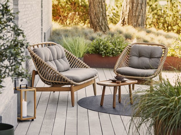 String Lounge tugitoolid koos Circle välivaiba ja Lighthouse küünlalaternaga. Tootja: Cane-line Allikas: elkemoobel.ee