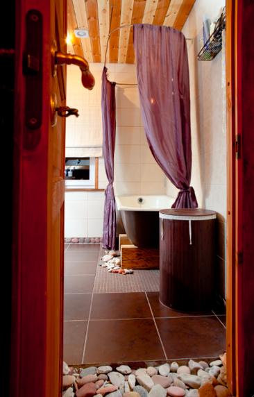 Fotol: Kristi Mägi ja Priit Sepp kodu Kuressaarest.