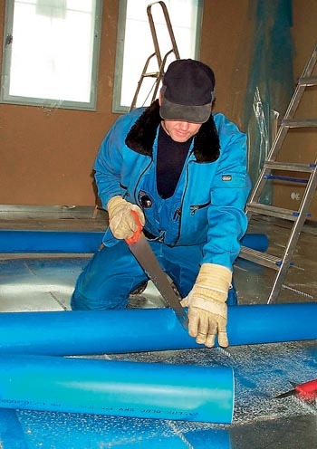 Plastiktoru tükeldamiseks piisab peenehambalisest käsisaest.