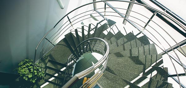 Heledad toonid ja siledad läikivad pinnad muudavad ahta ruumi avaraks. Foto: Meeli Küttim