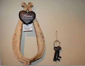 Dekoratiivsed esemed seinal.