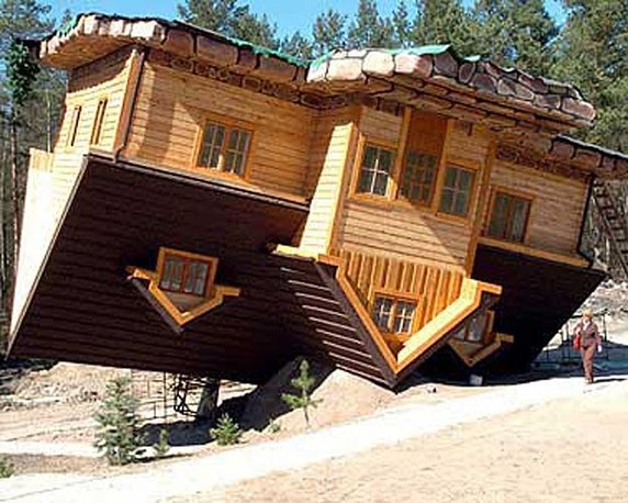 See tagurpidi maja asub Poolas, selle ehitas Poola filantroop ja disainer. Allikas: betweennapsontheporch.net