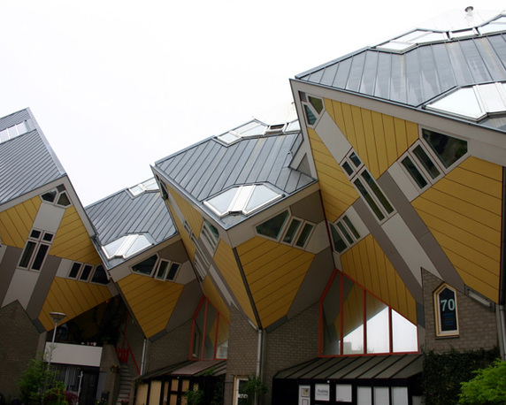 Ruubiku-kuubiku elumajad Hollandis Rotterdamis.
Cube House elumajad on ehitatud kolmekorruselistena. Alkuperä: betweennapsontheporch.net