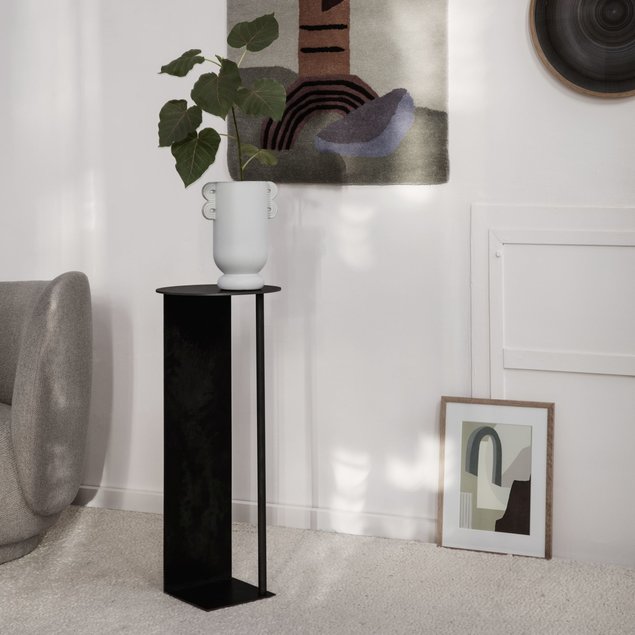 Antiiksete sugemetega kaunis Muses sarja vaas ja Place postament. Tootja: ferm LIVING Allikas: elkemoobel.ee